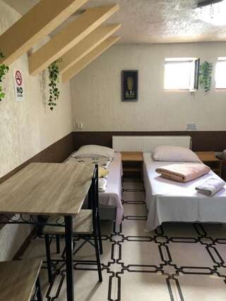 Гостевой дом Villa Maria S Сибиу Cемейный номер с собственной ванной комнатой-8