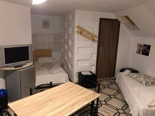 Гостевой дом Villa Maria S Сибиу Семейный номер с ванной комнатой-1